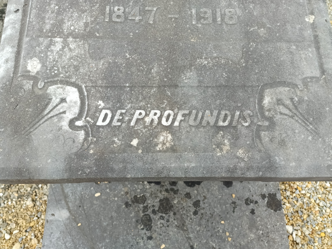 Détail d’une inscription « De profundis » sur une tombe ancienne