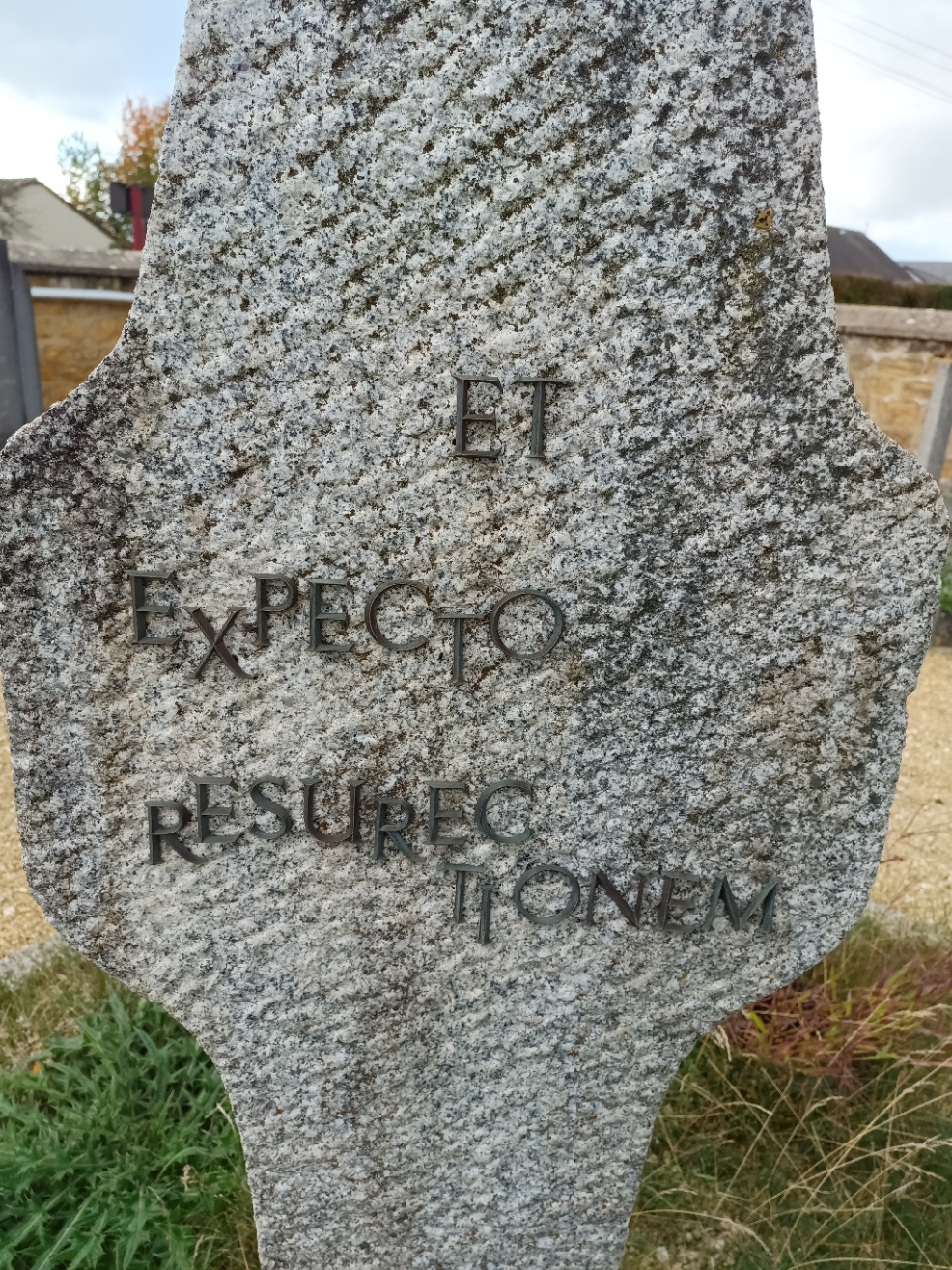 Inscription « Et expecto resurrec tionem » gravée sur une tombe