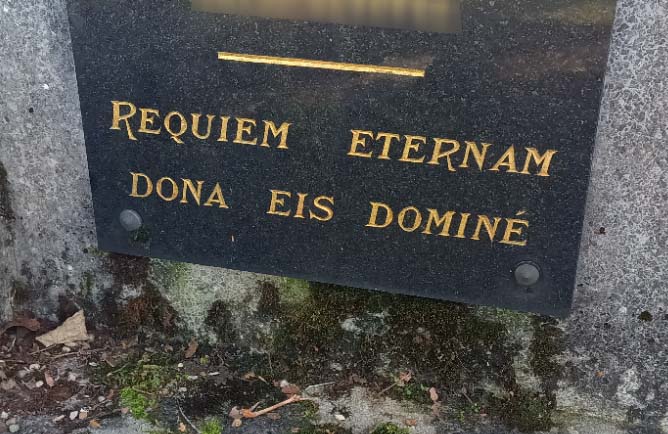 Inscription « Requiem aeternam dona eis, Domine » gravée sur une tombe