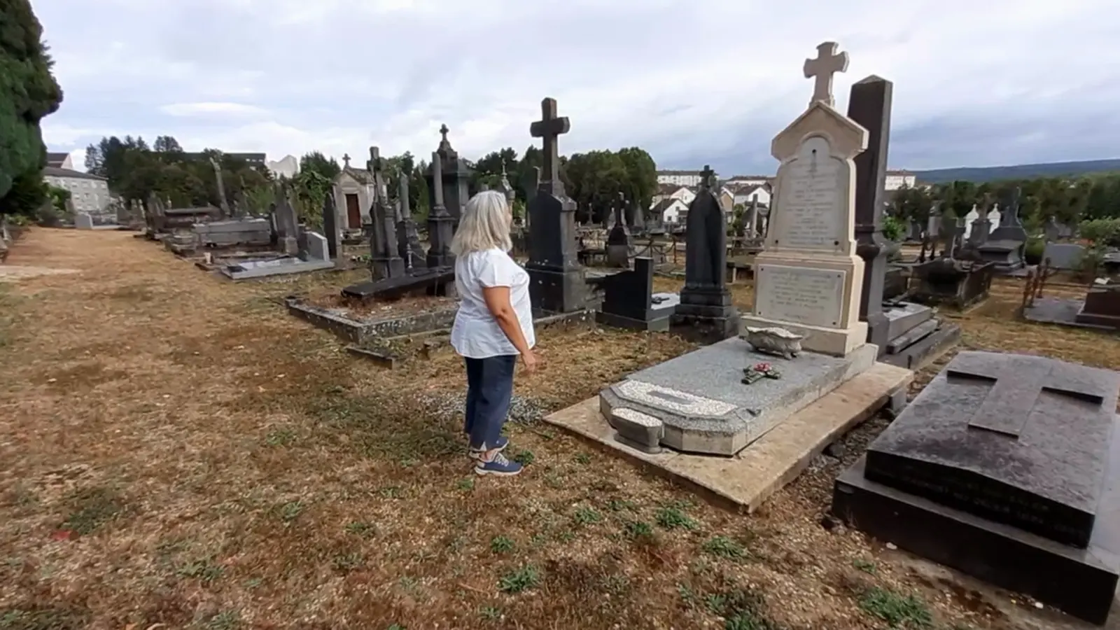 Cliente découvrant sa sépulture familiale après la restauration