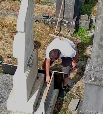 Petite réparation d’un angle cassé de la sépulture