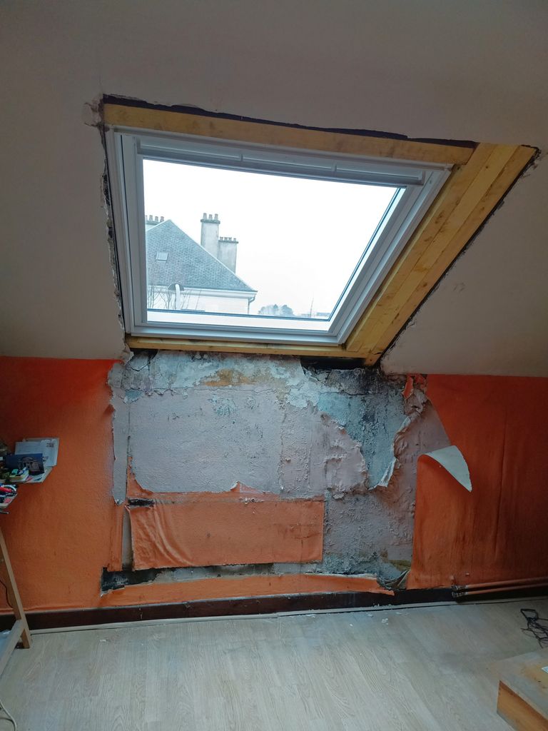 Mur abîmé après dégât des eaux sous un Velux