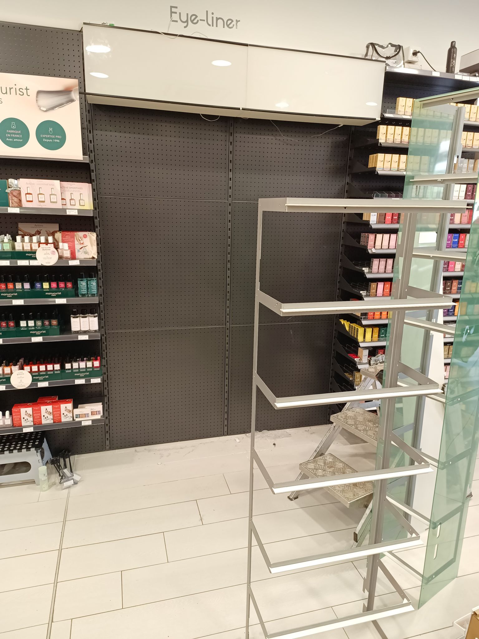 Photo travaux Démontage d'étagères dans un commerce