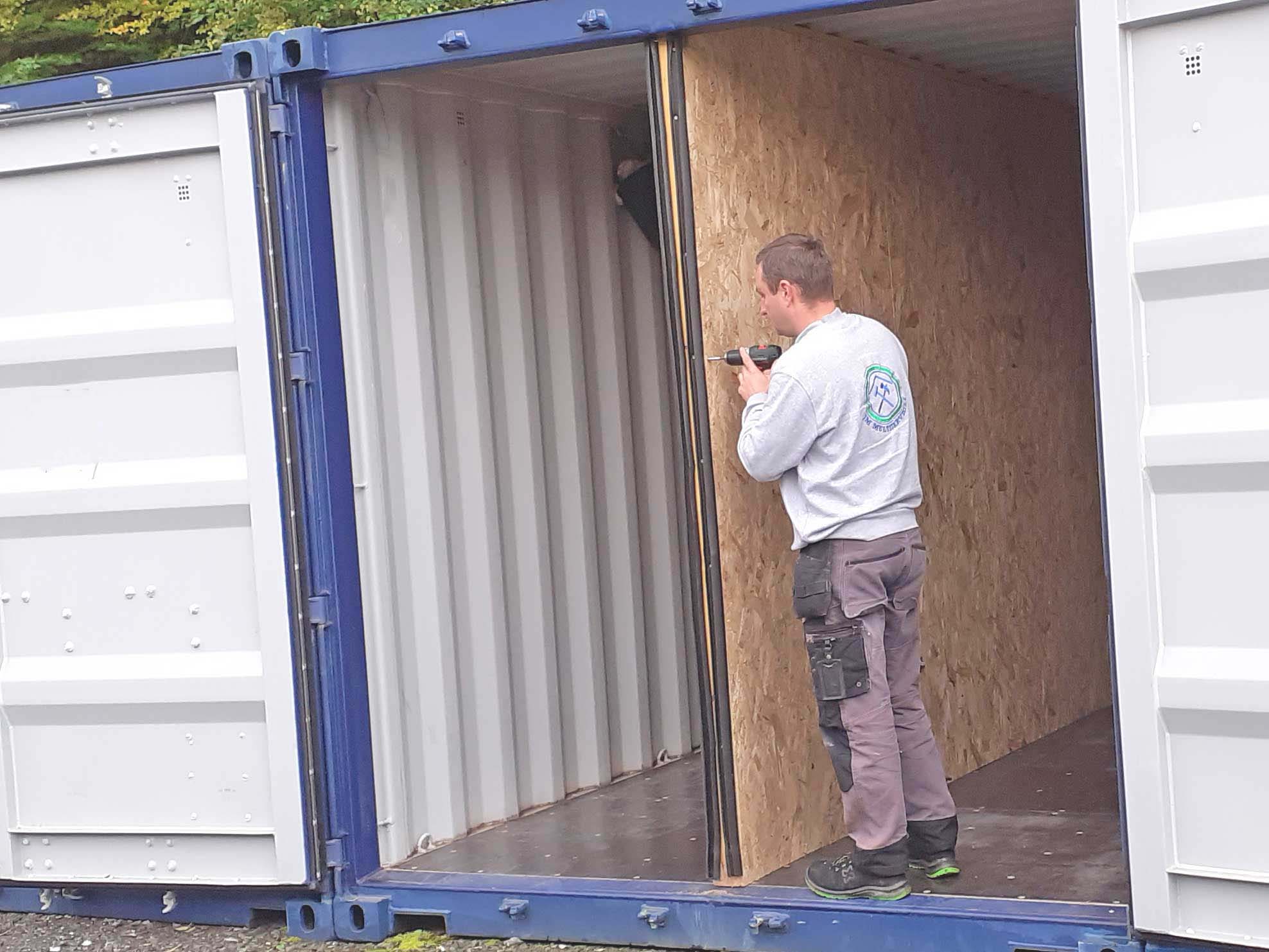 Installation d'une cloison de séparation dans un container