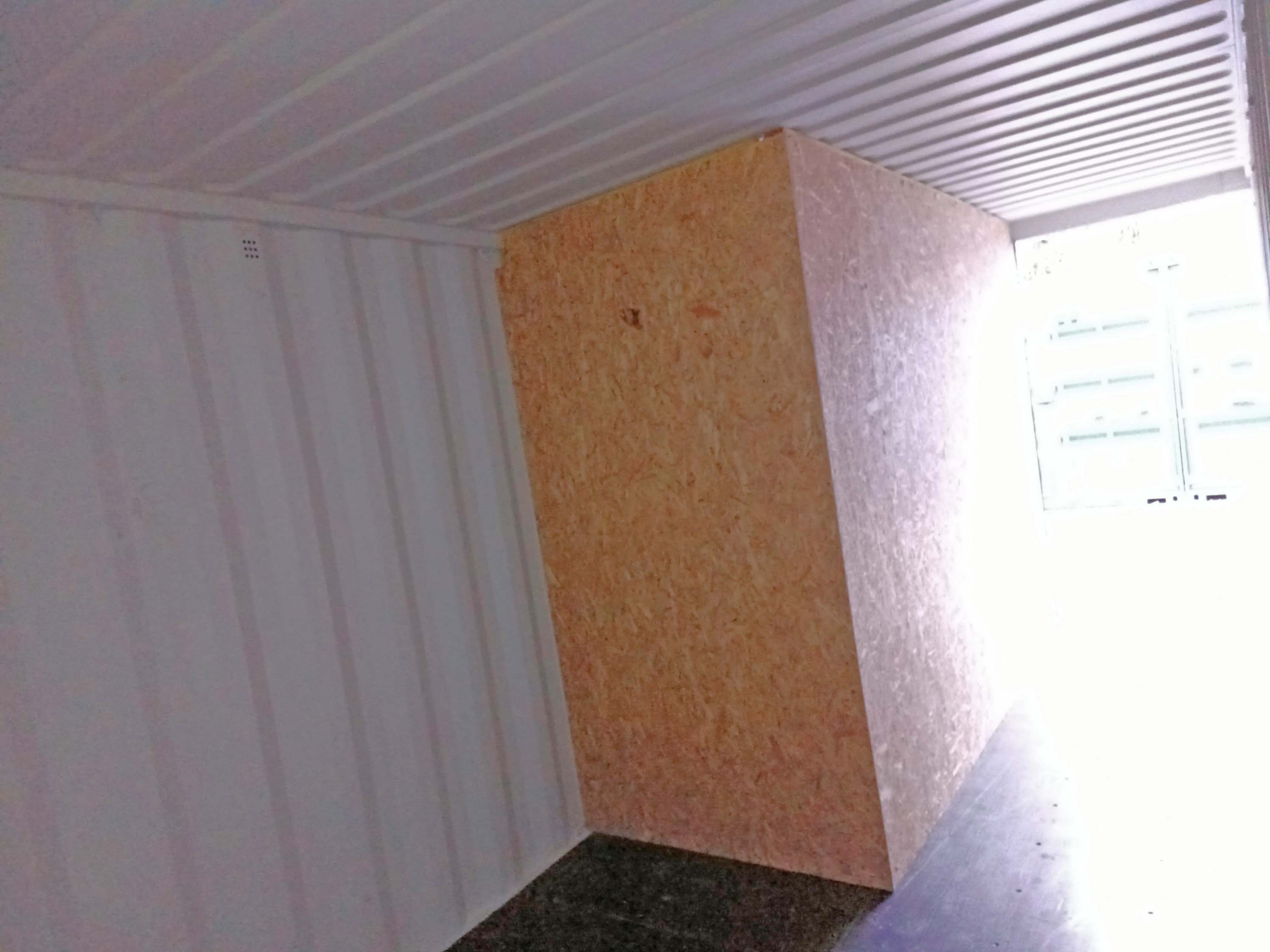 Vue intérieure de la zone magasin de 10M²