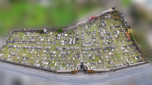 Vue aérienne par drone du cimetière de Bogny-sur-Meuse - Château-Regnault