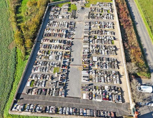 Vue par drone du cimetière de Sedan - Fond de Givonne