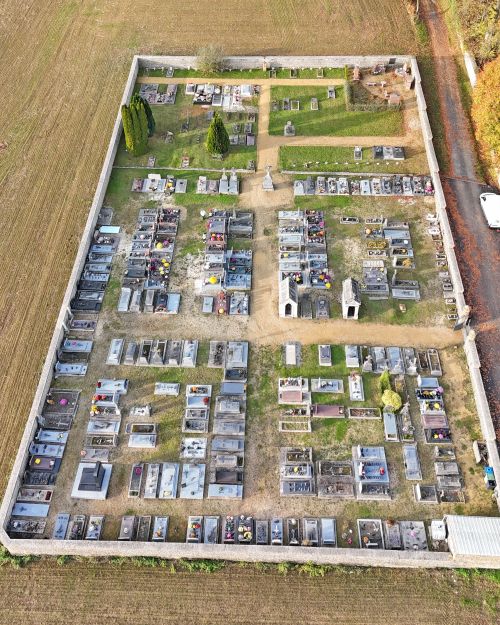 Vue aérienne par drone du cimetière de Glaire