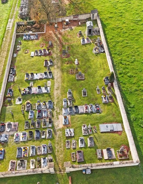 Vue aérienne par drone du cimetière de Noyers-Pont-Maugis (Noyers)