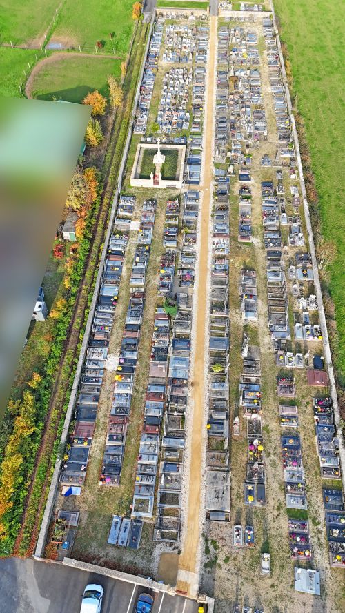 Vue aérienne par drone du cimetière de Balan